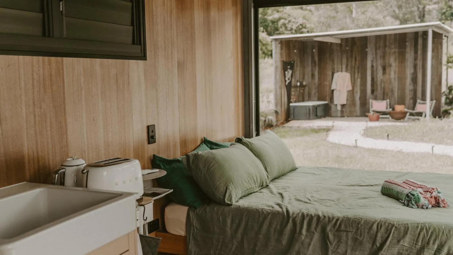 Cute, Cozy Container With Outdoor Bath Near Montville Palmwoods 0*,  Australia